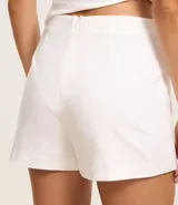 Short pollera corto color marrón de bengalina, con diseño cruzado en el frente, cierre invisible en la parte trasera y talle alto.