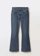 Jeans de tiro alto y corte flare, confeccionados en tejido de algodón estilo tejano vaquero. Presentan diseño de cinco bolsillos, trabillas para cinturón y cierre frontal con cremallera y botón.