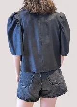 Blusa de lino color rosado, con escote en V, mangas abullonadas 3/4 y cierre frontal con botones.