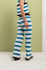 Pantalón de punto turquesa con rayas horizontales blancas y cintura con cordón ajustable.