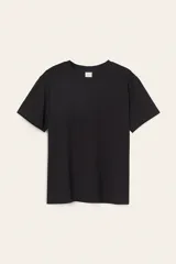 Remera de corte recto y suave tejido de algodón, color negro, con cuello redondo ribeteado y mangas cortas con hombros ligeramente caídos.