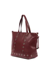 Cartera tipo tote de cuero sintético color negro, con diseño estructurado y detalle de ojales metálicos plateados en el frente y la base. Cuenta con doble asa de hombro y cierre superior.