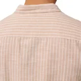 Camisa de manga corta color beige con rayas verticales blancas, cuello clásico y cierre con botones.