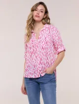 Camisa de lino sintético con estampado floral en tonos azules y beige sobre fondo blanco, de corte holgado, mangas tres cuartos y cuello camisero.