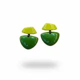 Aros colgantes de resina con diseño geométrico, compuestos por una pieza superior en color amarillo y una pieza inferior triangular en color verde.