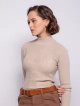 Polera de tejido de punto con diseño de textura tramada y pequeños puntos calados, de corte ajustado al cuerpo y cuello alto.