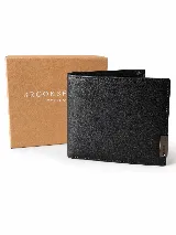 Billetera Brooksfield modelo Axis, color negro de diseño clásico con acabado texturizado, compartimentos internos para tarjetas y detalle metálico con logo.