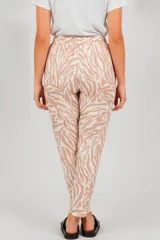 Pantalón de tiro alto con cintura elástica y bolsillos laterales. Presenta un diseño estampado de follaje en color blanco sobre un fondo amarillo.