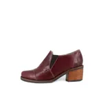 Botín de cuero color borgoña con textura de cocodrilo en la parte delantera. Tiene elástico en los laterales, taco de madera y suela de goma.