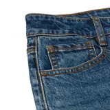 Pantalón de jean estilo wide leg de tiro medio, con diseño de cinco bolsillos, cierre de cremallera y costuras en tono contrastante. Presenta detalles de marca en remaches y parche trasero.