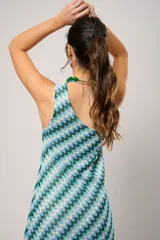 Vestido corto con estampado geométrico en tonos celeste, azul y verde. Diseño de un solo hombro.