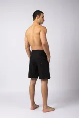 Short de baño color bordó con cordón de ajuste blanco en la cintura y pequeño parche con logo en el ruedo.