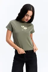 Remera de algodón color verde oliva, con cuello redondo, mangas cortas y estampa frontal pequeña con diseño de copas de cóctel y la palabra Mistral.