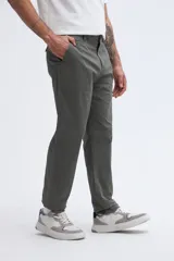 Pantalón chino gris de corte recto con textura, bolsillos laterales y trabillas para cinturón.