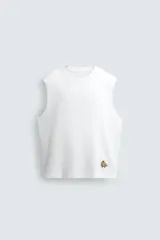 Musculosa de corte relajado con cuello redondo y sisas amplias. Presenta un pequeño bordado de plátanos en la parte inferior frontal.