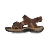 Sandalia de hombre Caterpillar modelo Giles, color marrón, con diseño de tiras ajustables con velcro, confeccionada en PU Nubuck y canvas, con forro de malla y suela de goma resistente.
