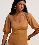 Mono pantalón largo color marrón, con escote corazón, mangas abullonadas 3/4 y abertura en el abdomen.