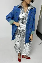 Pantalón parachute oversize color plateado metalizado, con cintura y tobillos elásticos, de corte amplio y cómodo.