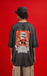Remera de algodón premium, color gris oscuro con efecto lavado, corte oversize y manga corta. Presenta un pequeño estampado frontal de Mickey Mouse en un recuadro naranja.