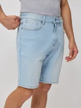 Bermuda de jean celeste, confeccionada en 83% algodón, 15% poliéster y 2% elastano.