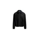 Campera estilo blouson de Polo Ralph Lauren en color negro, con cierre frontal metálico, cuello camisero, bolsillos laterales ribeteados y el clásico logo del jugador de polo bordado en rojo en el pecho. Cuenta con puños y dobladillo elásticos.