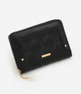 Billetera grande de material sintético color negro, con cierre de cremallera perimetral y diseño acolchado con efecto triangular. Incluye placa metálica dorada con el logo de Satinato y un dije colgante en forma de triángulo.