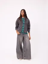 Canguro con cierre frontal y capucha, color gris con efecto desgastado. Presenta bolsillos laterales y logo bordado en el pecho.