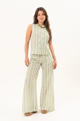 Pantalón de tiro medio y pierna amplia con diseño de rayas en tonos verdes, blancos y tostados. Cuenta con bolsillos y pasacintos.