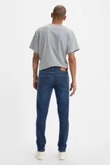 Pantalón de jean azul oscuro, corte skinny taper con tiro medio.