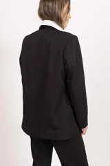 Blazer sastrero de corte recto y diseño minimalista, con solapas clásicas, cierre frontal oculto y bolsillos con solapa en la parte inferior.