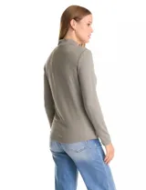 Polera de cuello mock en tejido de hilado fino, con manga larga y detalle de pespunte vertical en el centro del frente.