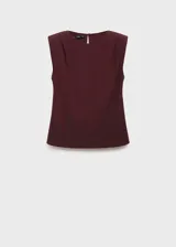 Blusa de color bordó con cuello barco, manga corta y hombreras marcadas que aportan estructura. Presenta un diseño recto y limpio con detalle de fruncido en los hombros.