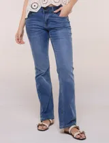 Jean de denim azul con elasticidad confortable, tiro medio, cierre frontal con cremallera y doble botón metálico. Cuenta con diseño de cinco bolsillos y corte bootcut, ajustado en muslos con un sutil ensanchamiento hacia el ruedo.