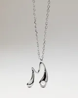 Collar de plata con cadena de eslabones y colgante en forma de letra M con detalle de circonia brillante.