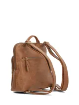 Mochila Hush Puppies color caramelo con bolsillo frontal grande de gamuza sintética y cierre principal. Presenta asas superiores y tiras ajustables traseras.