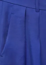 Pantalon de vestir color azul, de corte wide leg y tiro alto. Presenta pinzas delanteras, bolsillos laterales y cierre frontal con botón y cremallera oculta.
