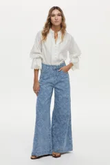 Jean wide leg de tiro alto en jacquard de algodón con diseño estampado en tono azul claro.