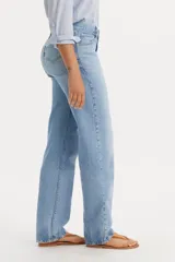 Pantalón de jean de corte baggy con tiro alto y pierna recta, confeccionado en denim de lavado claro.
