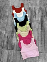 Top musculosa de morley, sin mangas y corte ajustado.