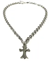 Collar de cadena de eslabones gruesos de acero quirúrgico con dije de cruz de estilo gótico en acero inoxidable.