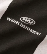Suéter de punto con diseño a rayas verticales en bloques de color verde oscuro y gris claro. Presenta cuello polo, manga larga con puños ajustados y bordado con lettering Worldmoment en el pecho.