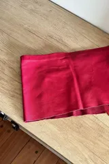 Top de cuero ovino color magenta, ideal para combinar con falda o shorts.