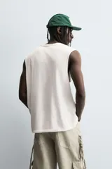 Musculosa gris de corte holgado con cuello redondo y sisa ancha.