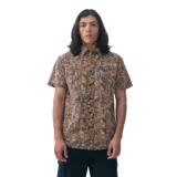 Camisa de manga corta con estampado abstracto en tonos naranja y gris, con cuello abotonado y bolsillo en el pecho. Marca Quiksilver.