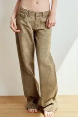 Jeans de tiro bajo y cinco bolsillos, de pierna ancha y larga, con cierre frontal de cremallera y botón metálico. Presenta estampado animal print.