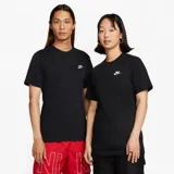 Remera Nike Sportswear Club de color negro, corte clásico de manga corta y cuello redondo, con el logotipo de Futura bordado en blanco en el pecho.