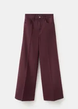 Jeans de corte wide leg y tiro medio color bordó, de diseño clásico y silueta amplia.