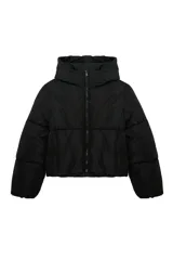 Campera puffer color verde militar, acolchada, con capucha y cierre frontal de cremallera.