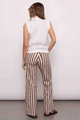 Pantalón de jean con estampado de rayas verticales marrones y blancas, de corte wide leg y tiro medio.