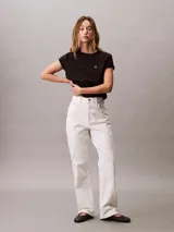 Remera de algodón regenerativo con cuello redondo y manga corta. Presenta un diseño clásico de corte regular con el logo de Calvin Klein bordado en pequeño en el pecho.